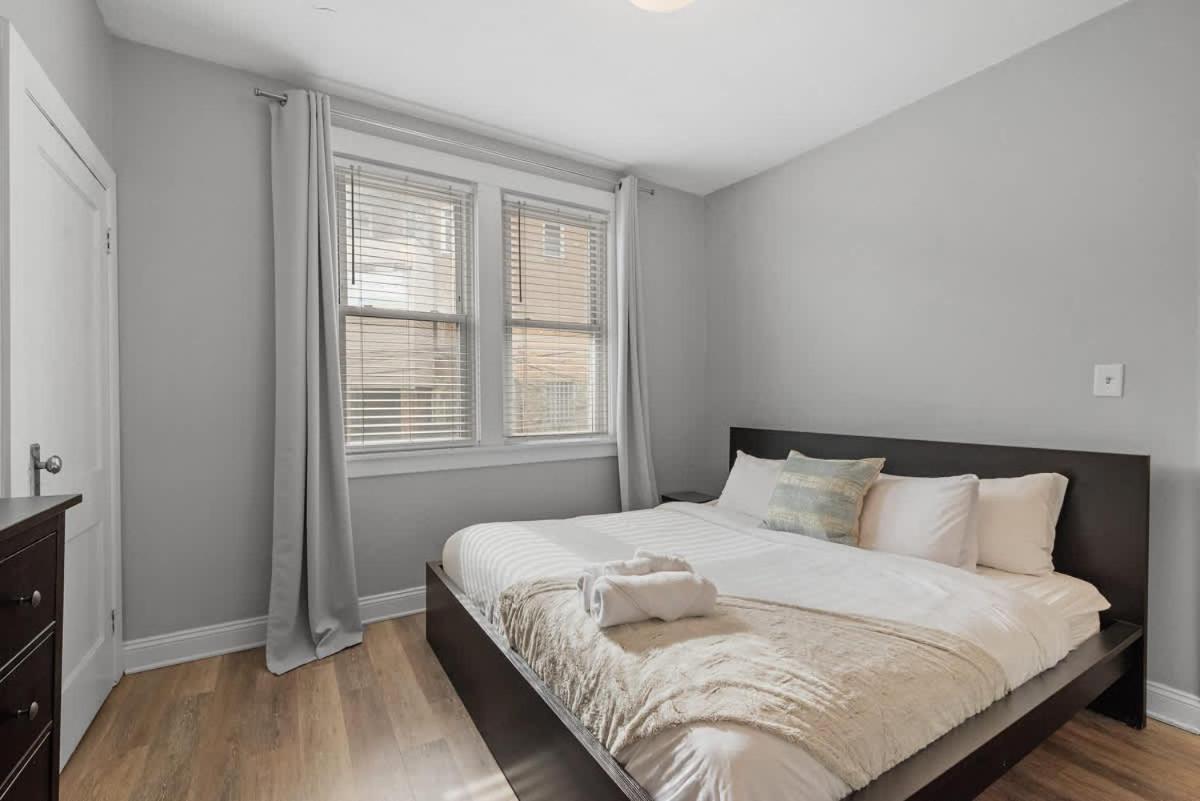Apartment Skyline Views - Luxury 1 Bedroom *